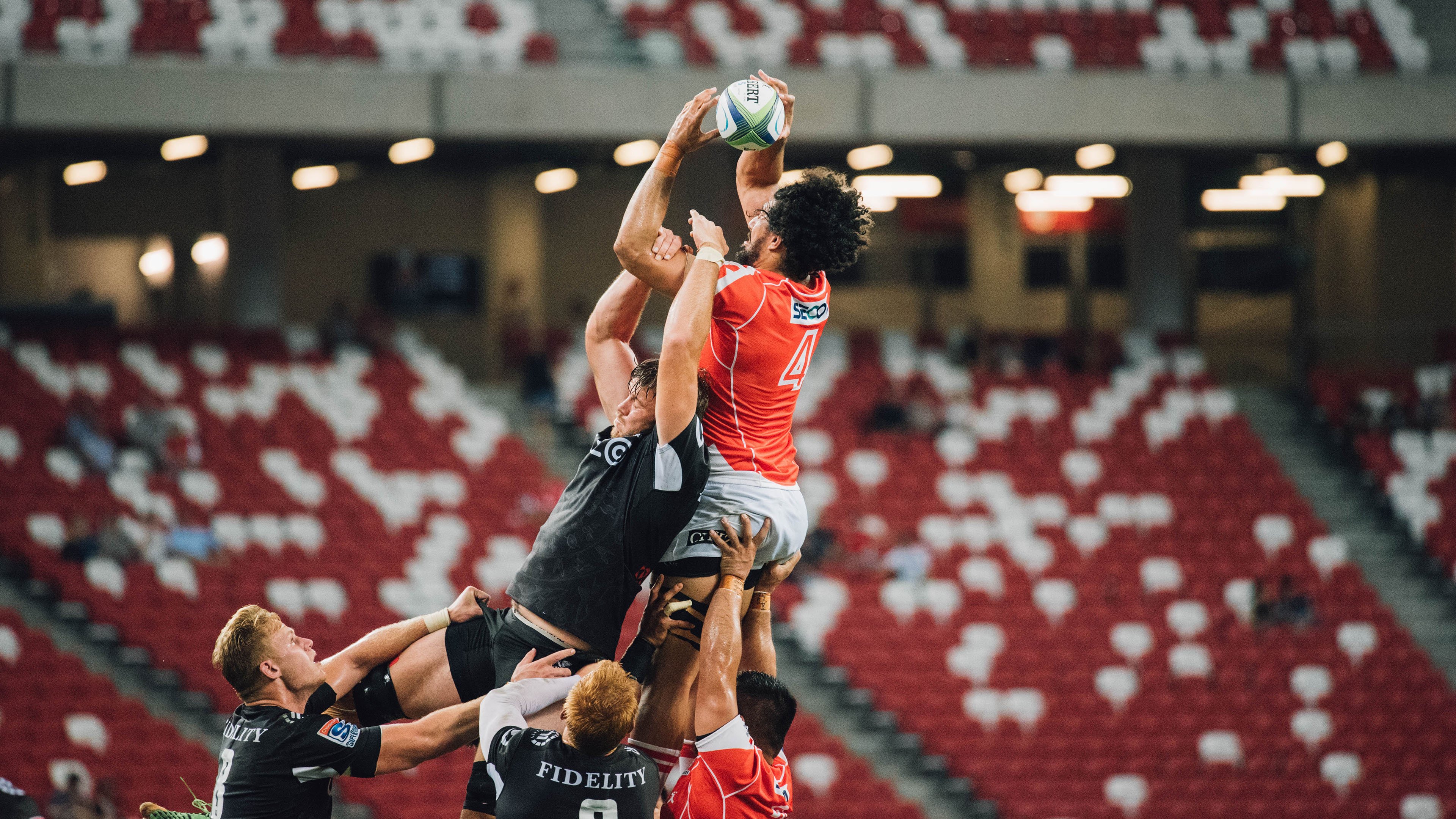 2018年首轮季后赛：库里在最后2分钟，连续投中三记三分，实现“鸟枪换炮”